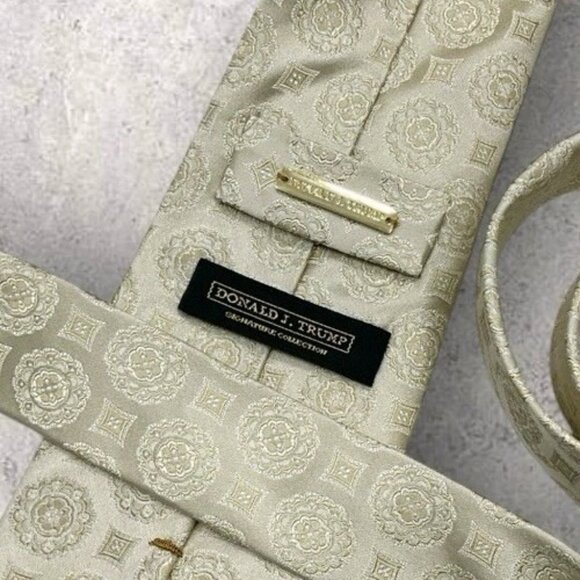 DONALD J. TRUMP Silk Tie Beige Geometric W:4" EUC - Picture 2 of 5
